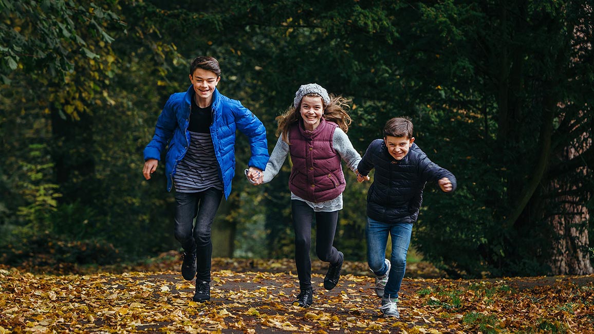 Stan seaton photography autumn location shoot siblings running