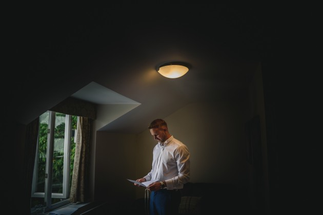 Stan-Seaton-photography-groom-reading-letter