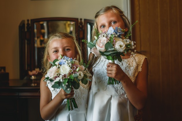 Stan-Seaton-photography-bride-getting-little-bridesmaids