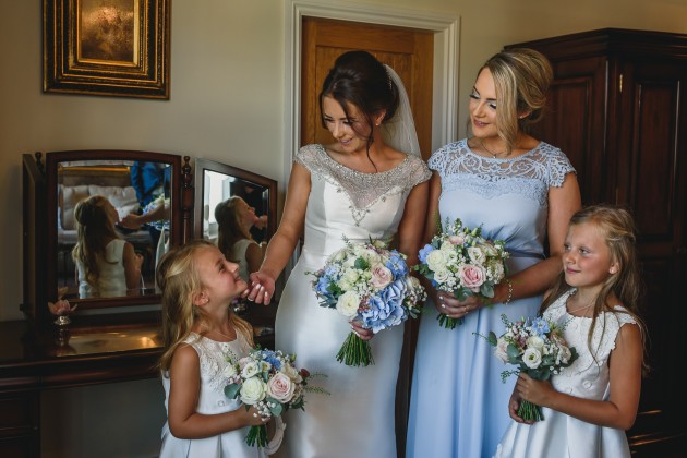 Stan-Seaton-photography-bride-with-bridesmaids