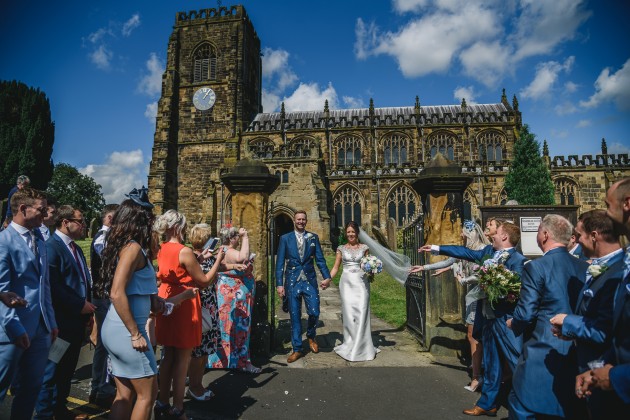 Stan-Seaton-Photography-confetti-throwing-at-church-gate