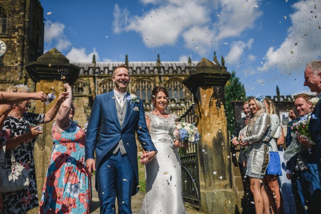 Stan-Seaton-Photography-confetti-throwing-at-church-gate