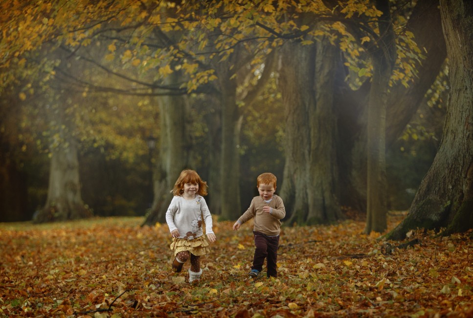 _Autumn location photo shoot children running