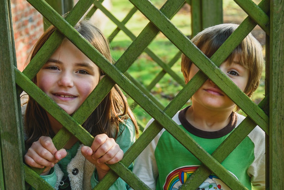 052 Location Photoshoot brother and sister peeping through gate